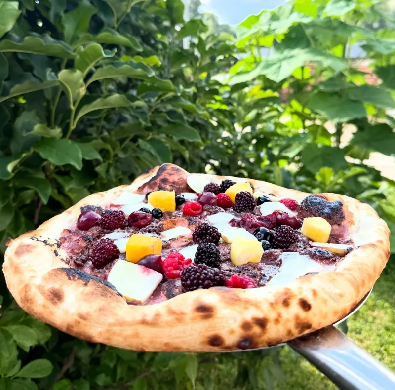 Pizza dulce cu fructe de pădure, ținută afară, în grădină