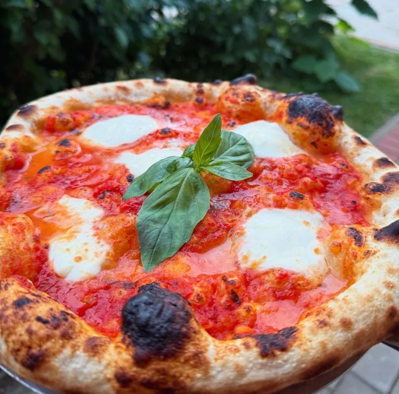 Pizza cu sos de roșii, mozzarella de bivoliță și busuioc proaspăt