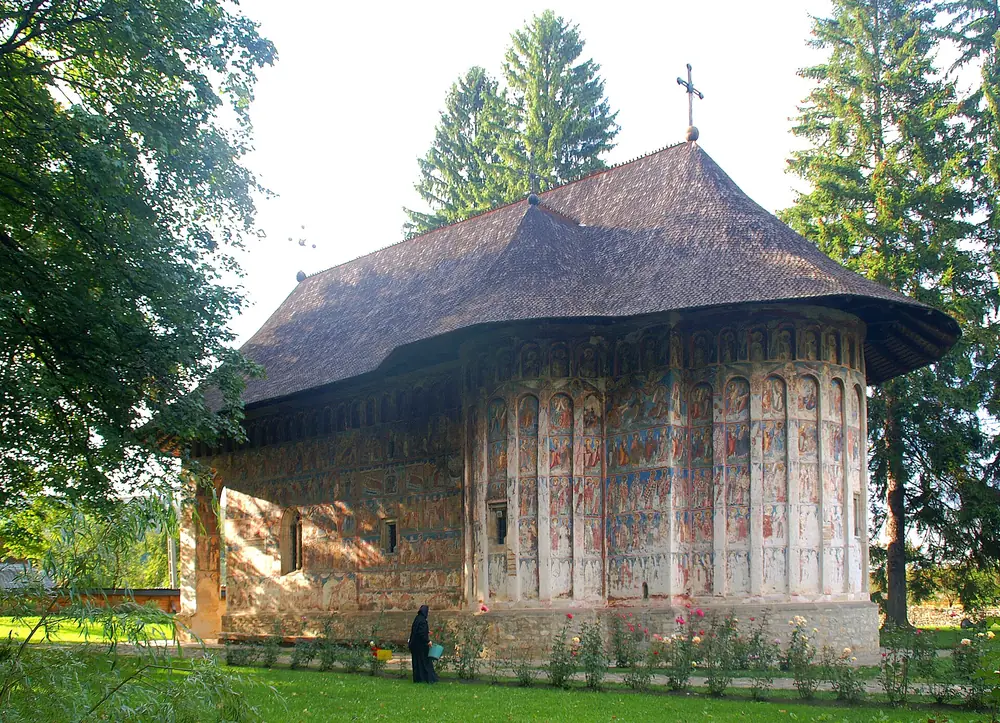 Biserica pictată a Mănăstirii Humorului, cu acoperișul larg de șindrilă
