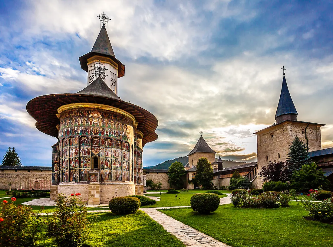 Biserica pictată a Mănăstirii Sucevița, în curtea înconjurată de ziduri și turnuri