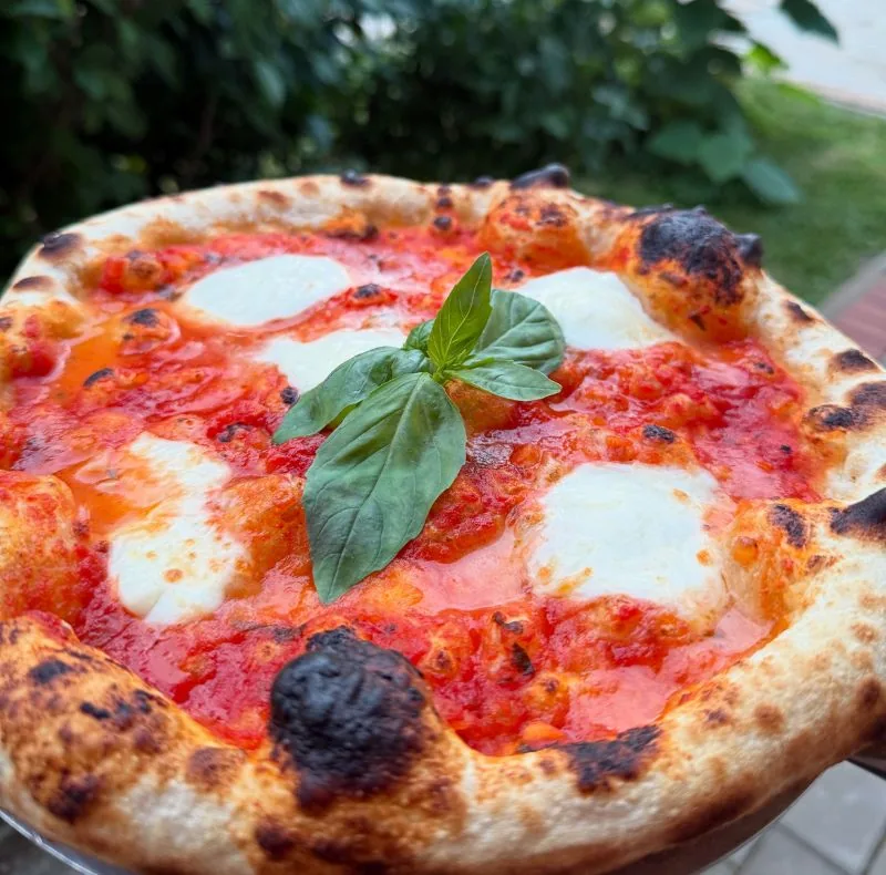 Pizza napoletană sau pizza artizanală? Aluatul, cuptorul și roșiile
